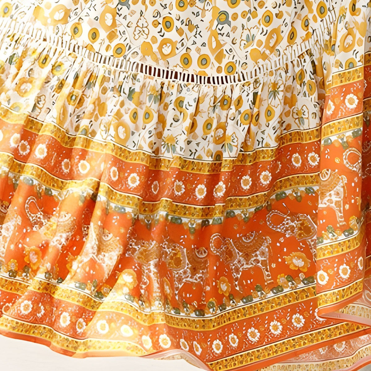 Gros plan imprimé floral jaune et bordure ethnique orange