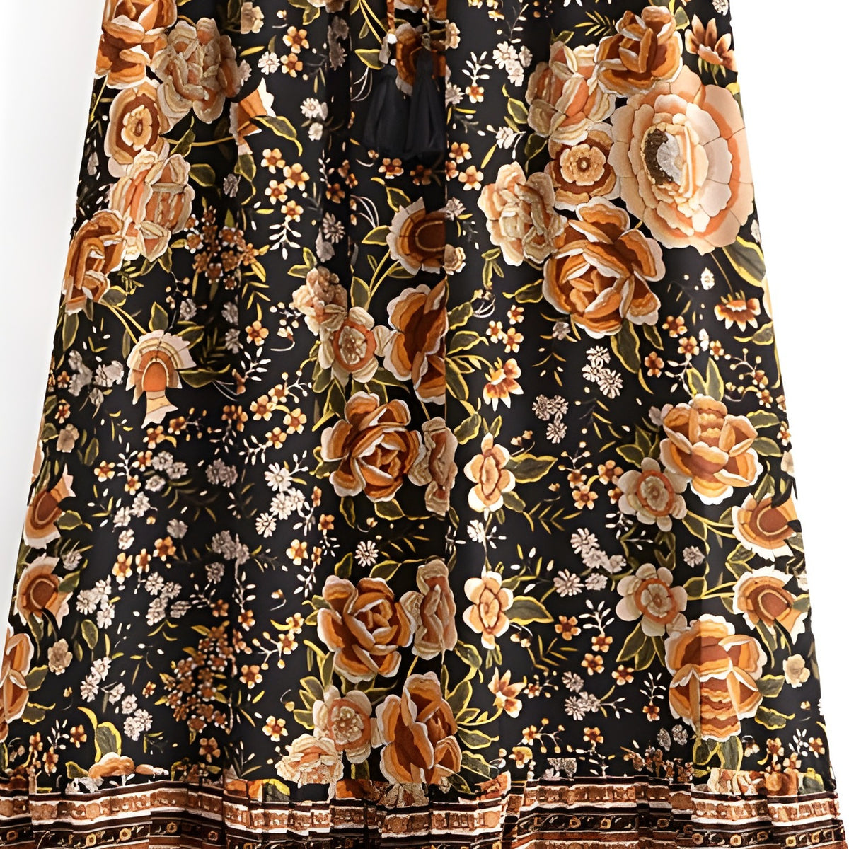 Gros plan grandes fleurs orange sur fond noir