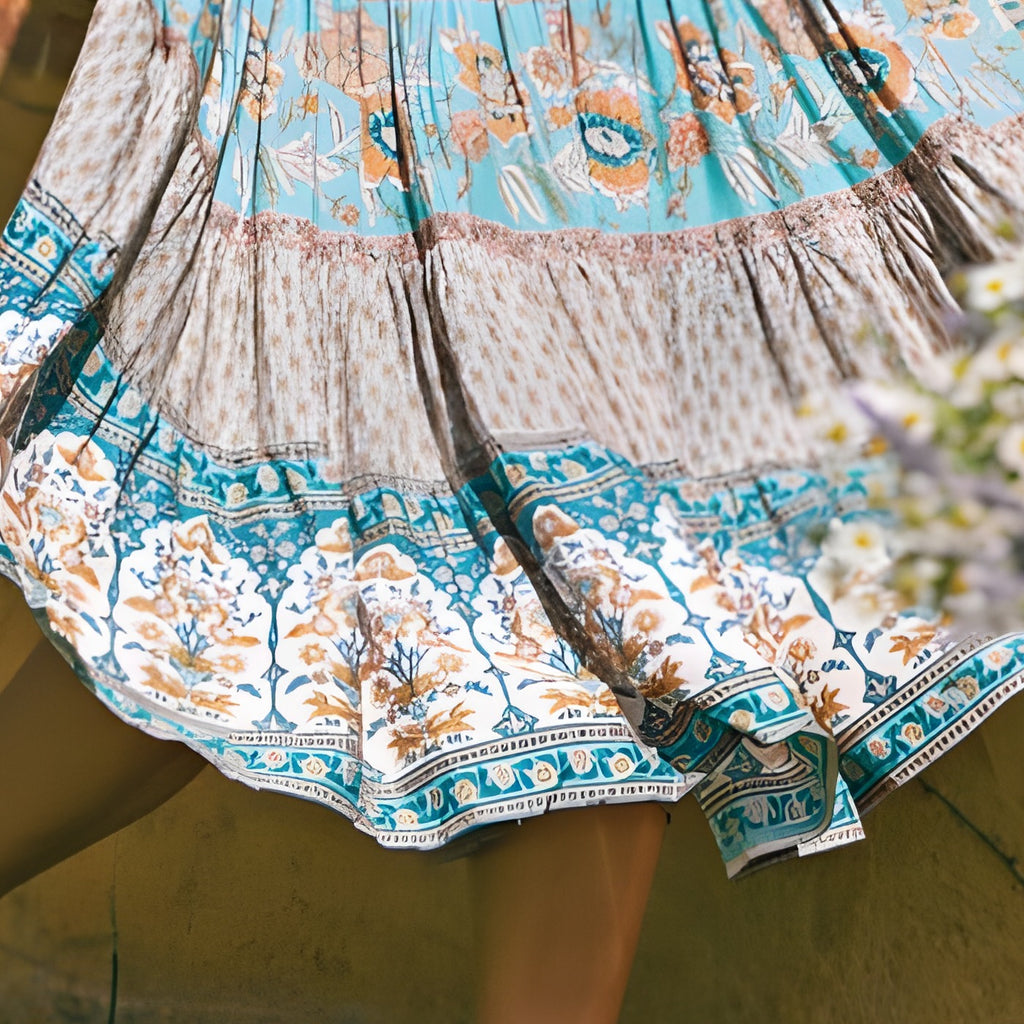 Gros plan imprimé floral turquoise et bordure block-print