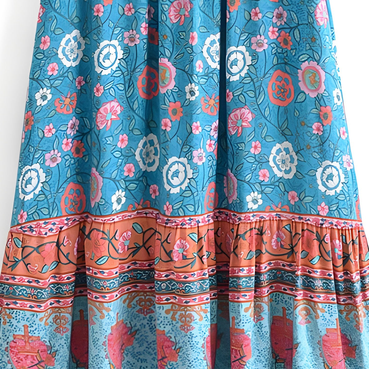 Gros plan imprimé floral turquoise et bordure ethnique