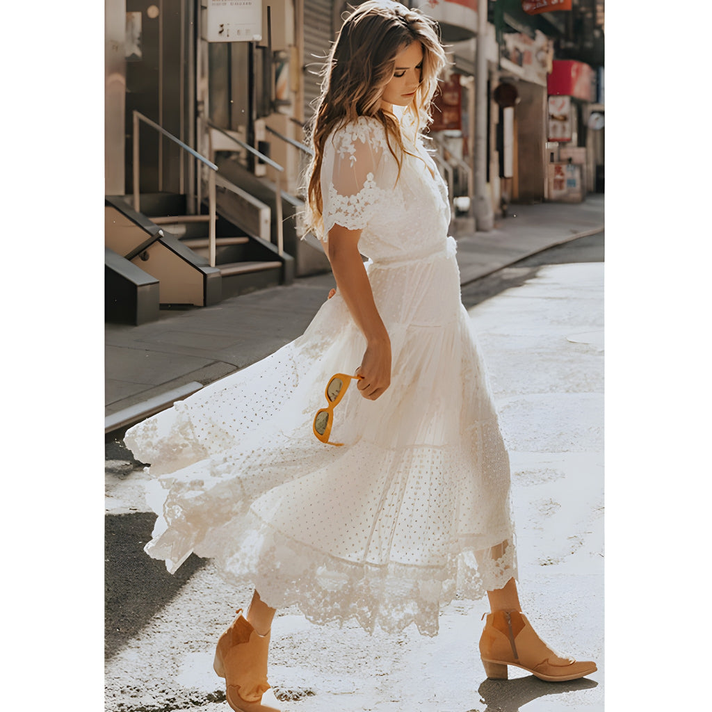 Robe longue blanche dentelle bohème portée en ville, allure festival