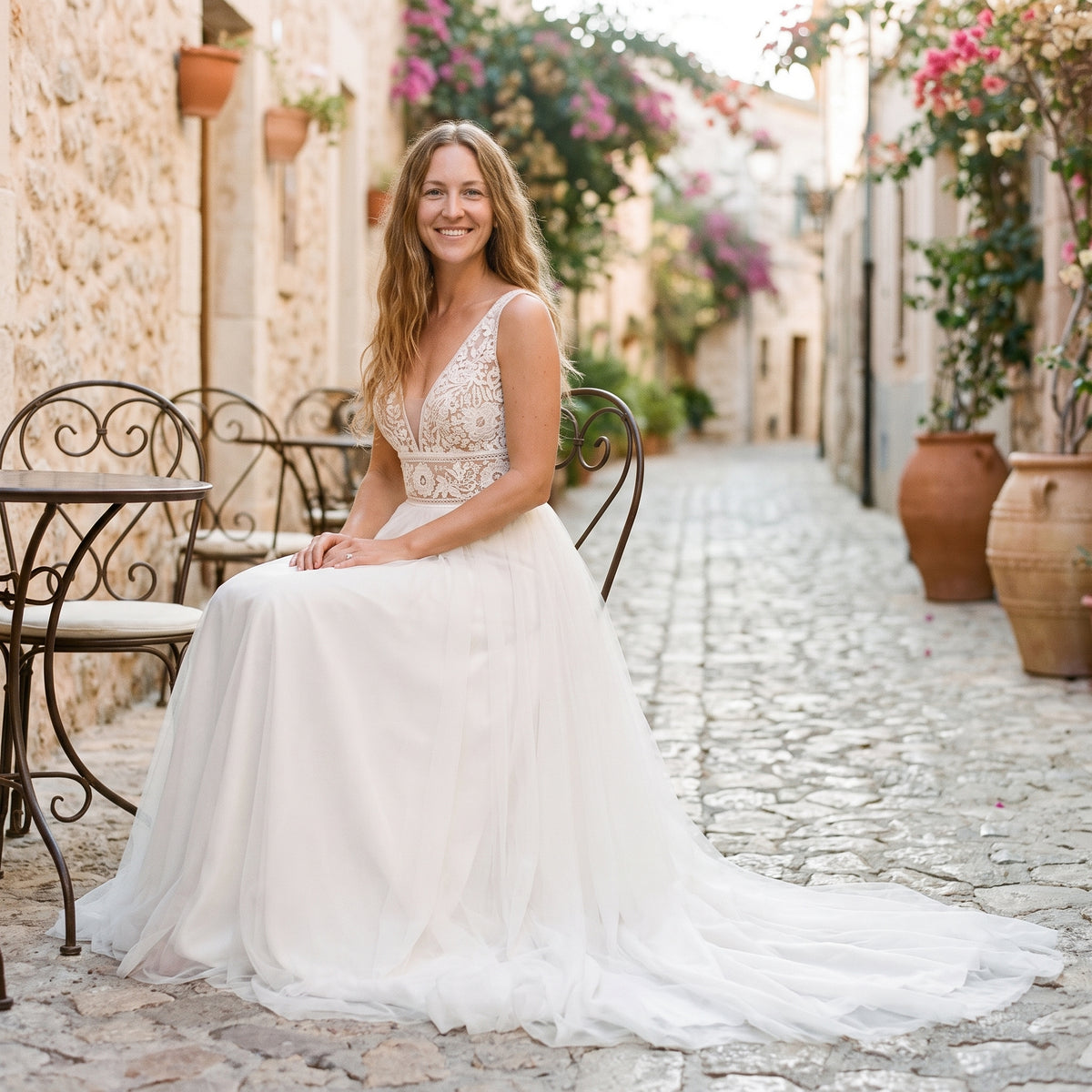 Modèle souriant en robe de mariée bohème tulle, terrasse méditerranéenne