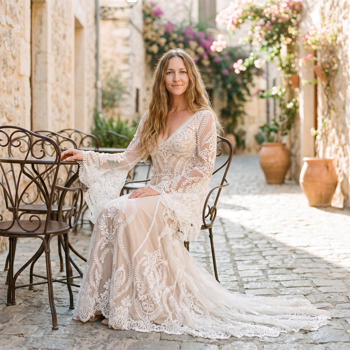 Modèle souriant en robe de mariée bohème dentelle, terrasse méditerranéenne