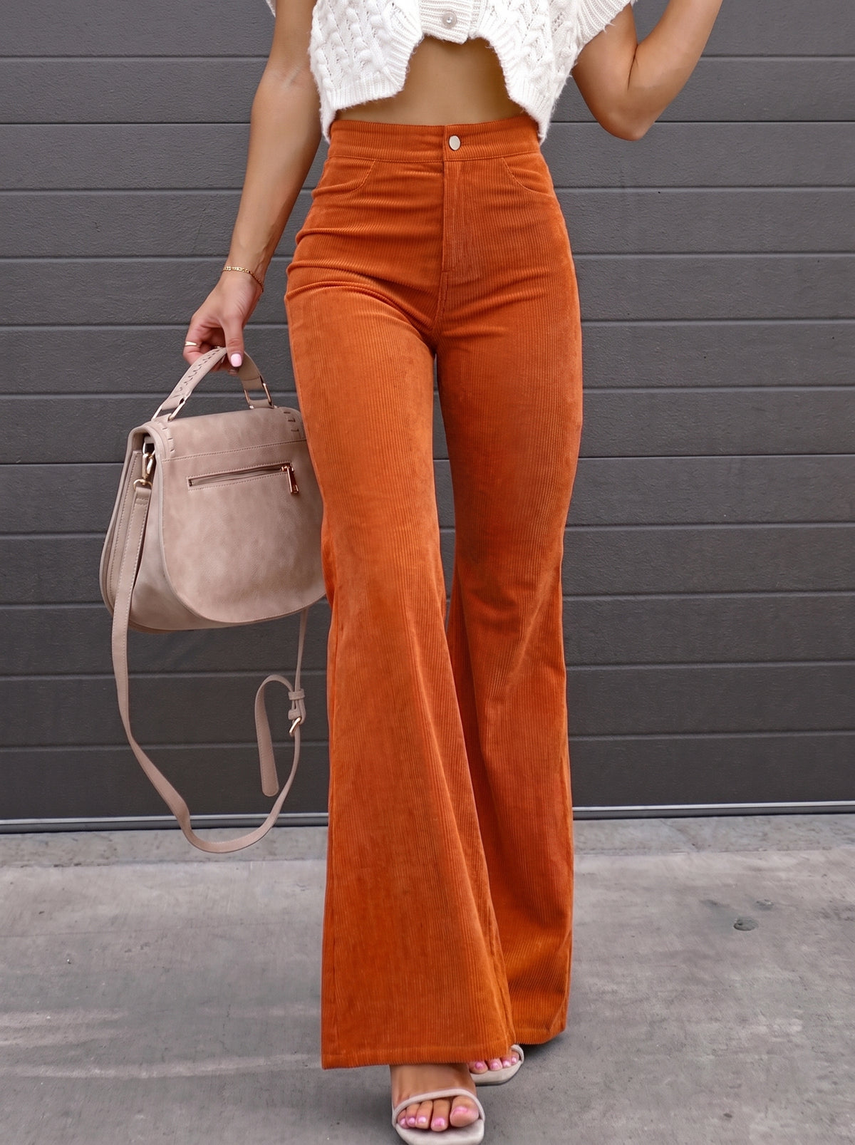 Gros plan velours cotele orange, taille haute et poches