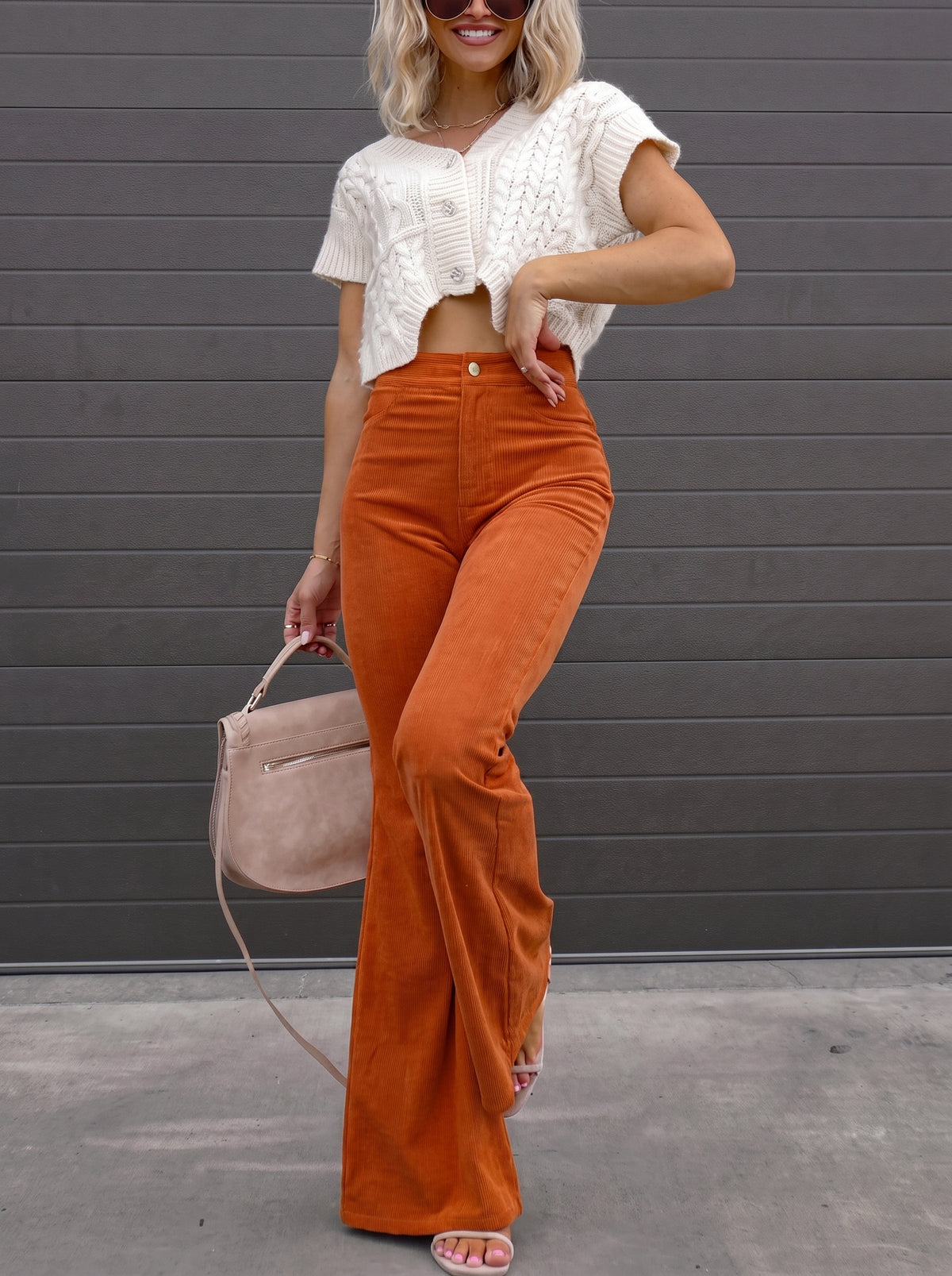 Pantalon patte d'eph orange, coupe evasee de trois quarts