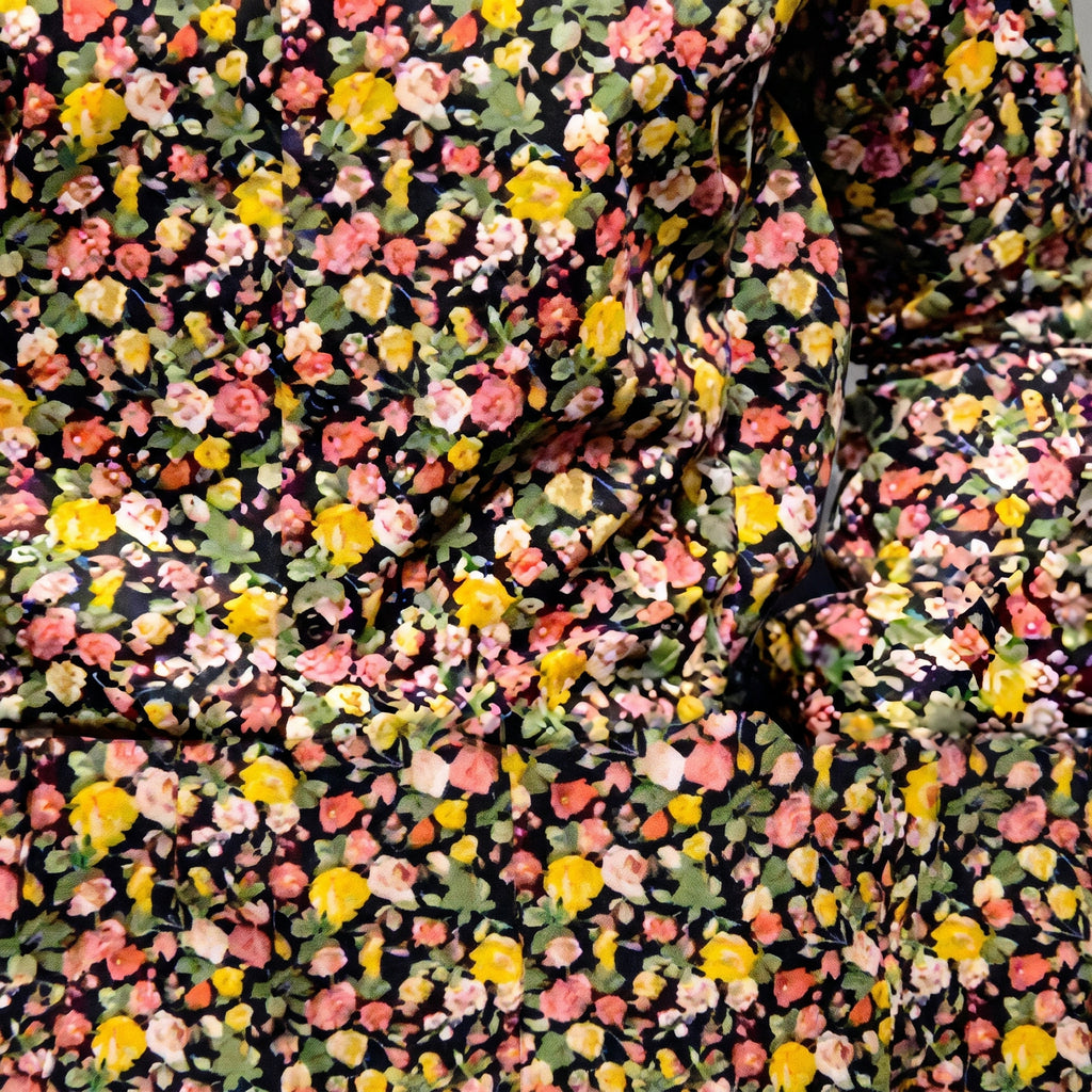Imprimé fleuri années 70 de la chemise à fleurs homme hippie, fond noir aux fleurs jaunes et roses