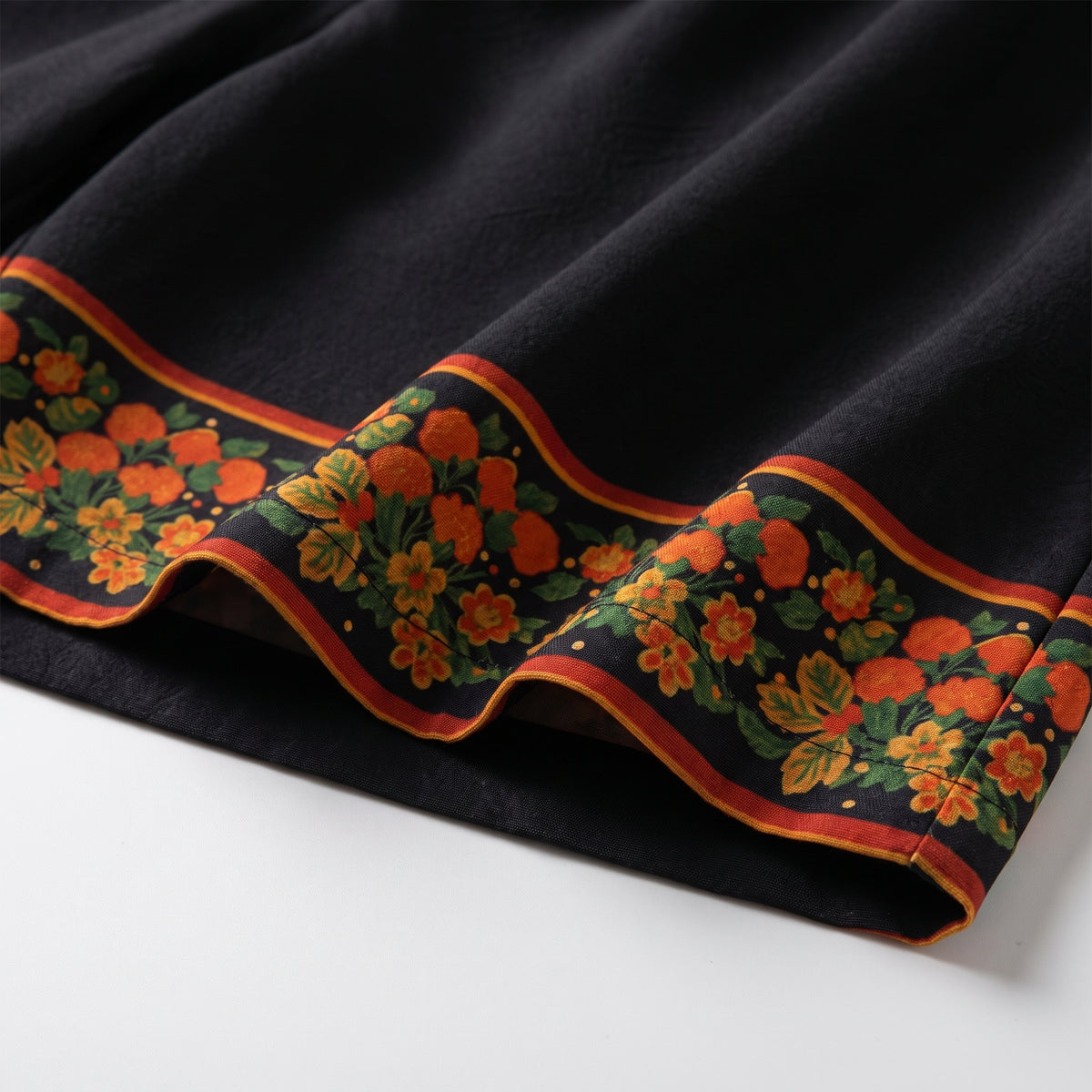 Détail du bas du short et de la bordure fleurie de l’ensemble hippie homme
