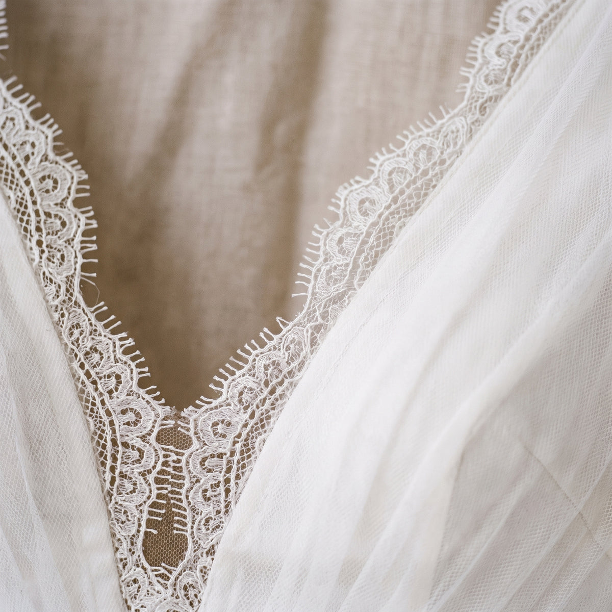 Détail de la dentelle ajourée du buste de la robe hippie chic de mariage