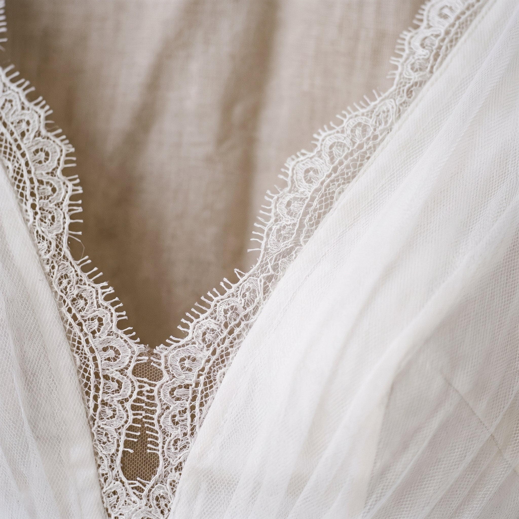 Détail de la dentelle ajourée du buste de la robe hippie chic de mariage Bild
