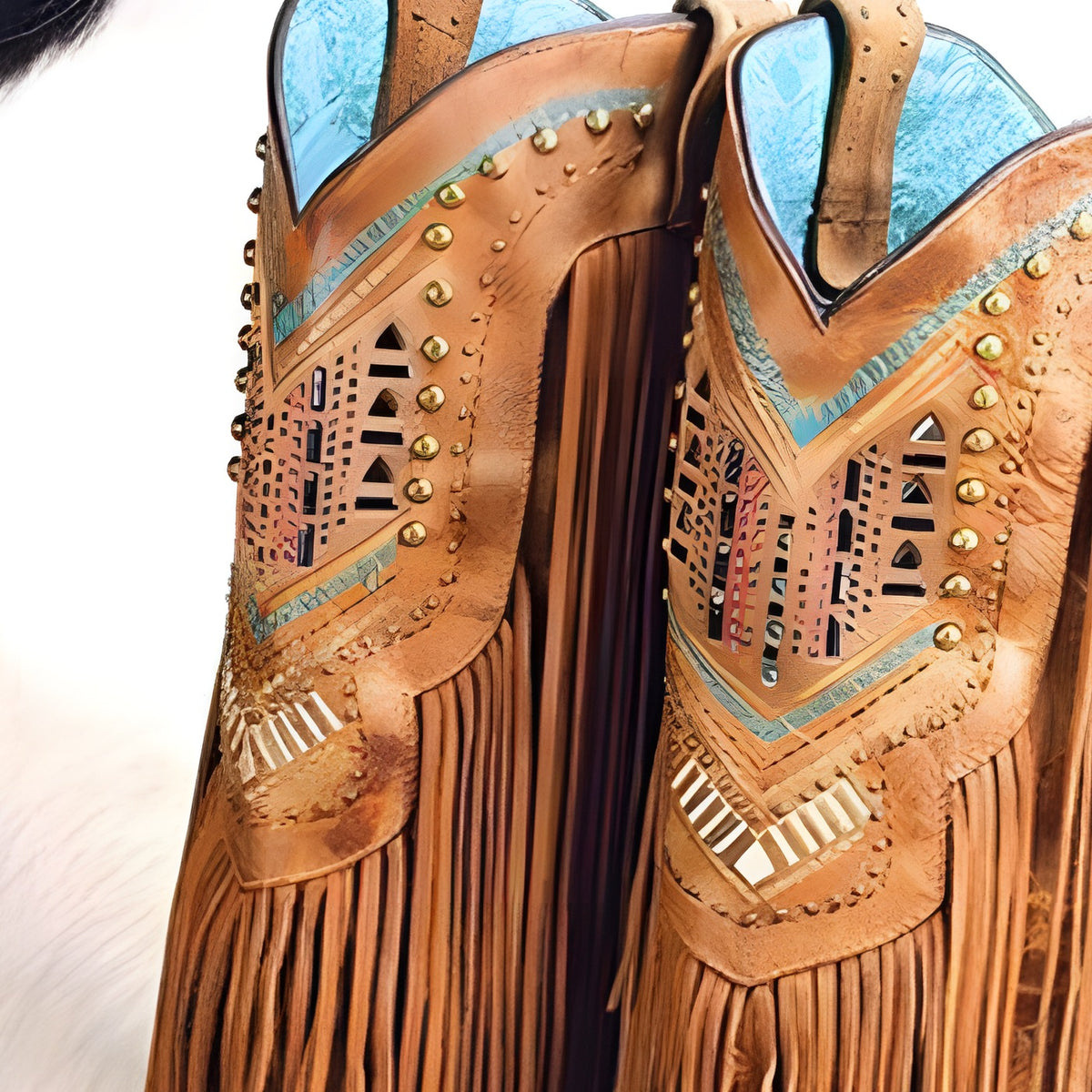 Détail des broderies ethniques, clous et accents turquoise