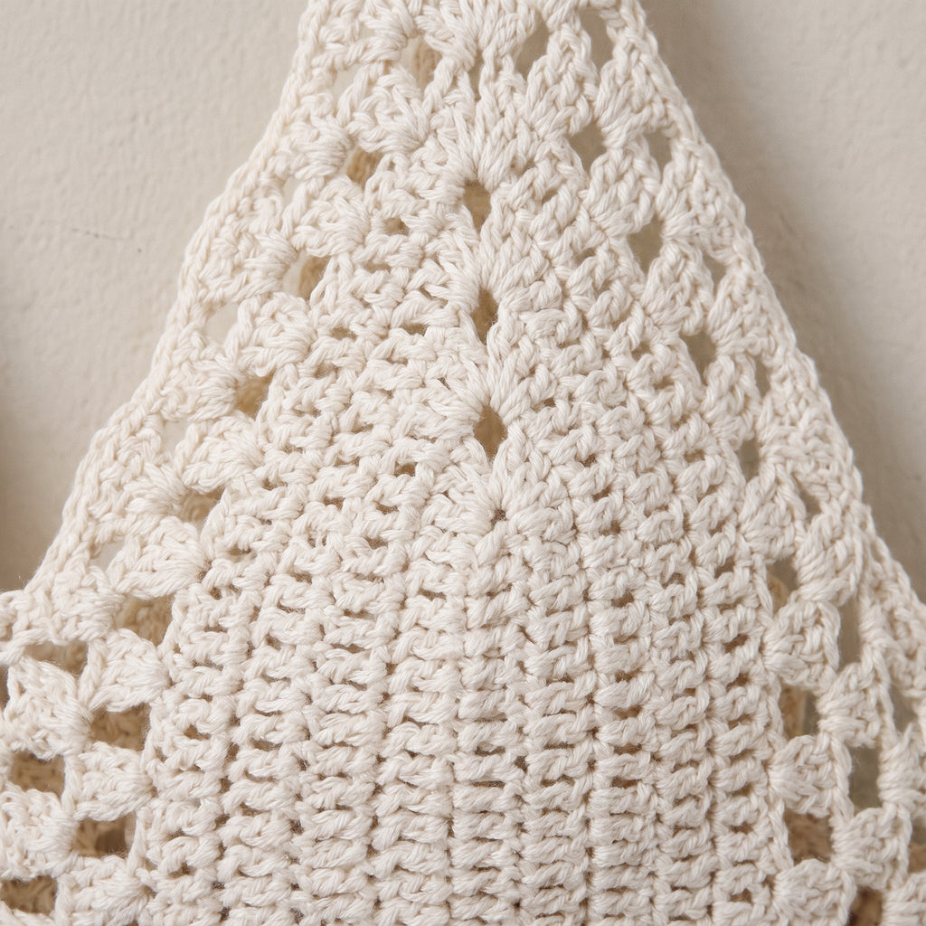 Détail de la maille crochet ajourée du crop top blanc