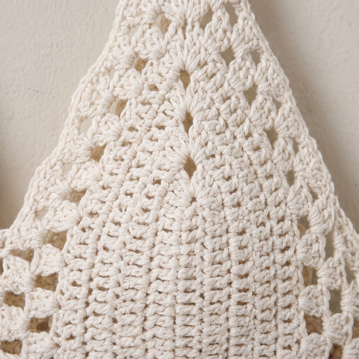 Détail de la maille crochet ajourée du crop top blanc