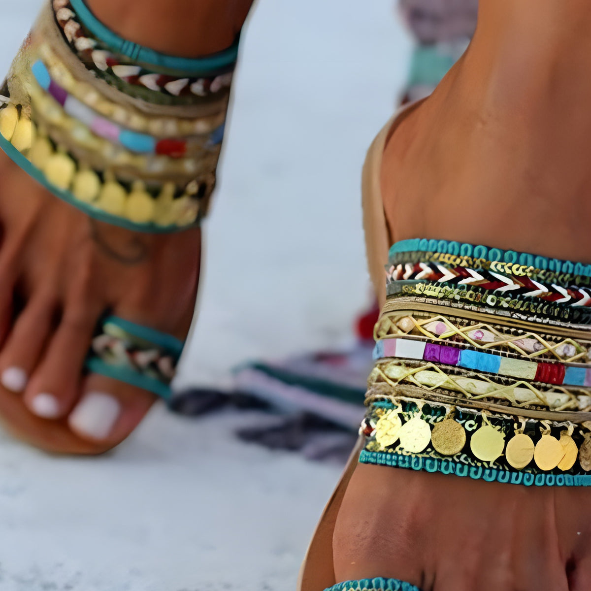Gros plan du perlage fait main, sequins dorés et tresse turquoise