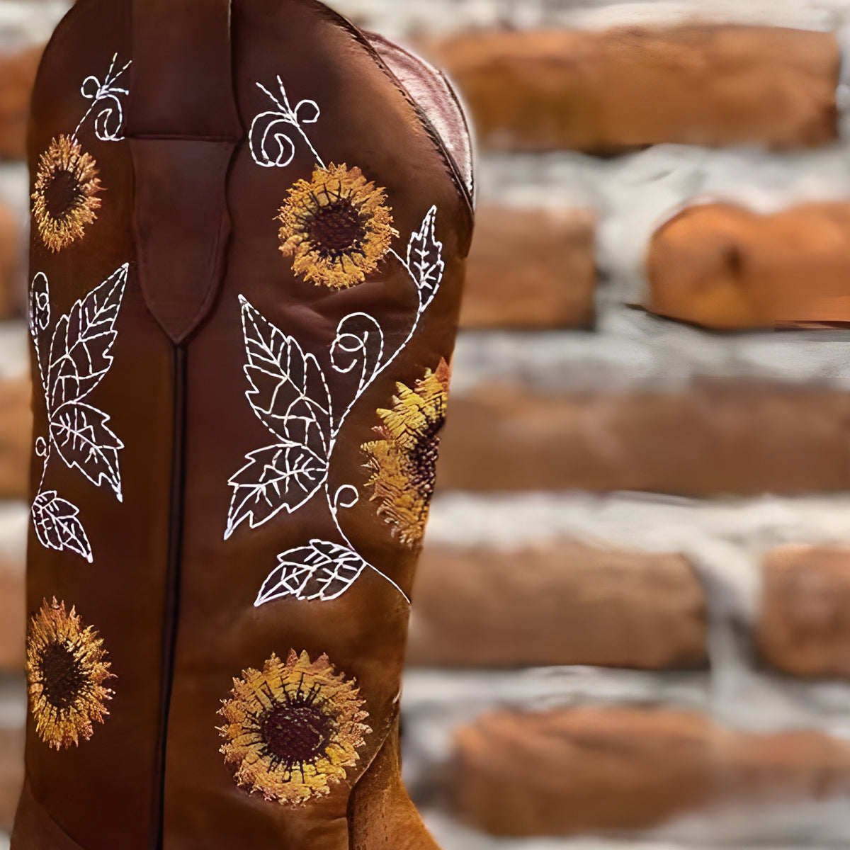 Gros plan broderie tournesols et feuilles sur la tige en cuir