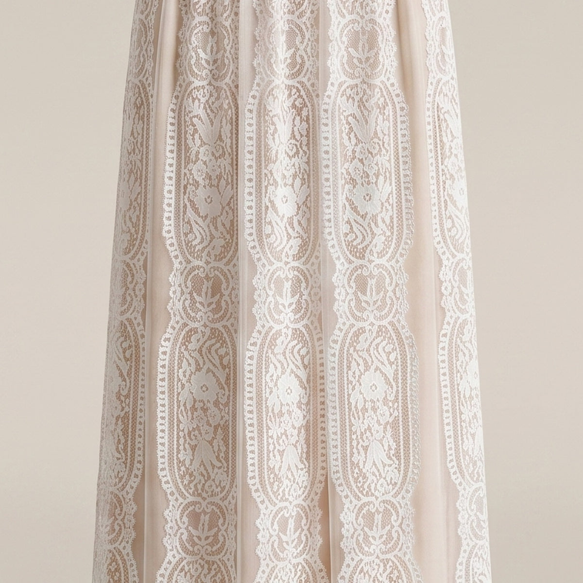 Détail de la dentelle blanche et de l'ourlet festonné