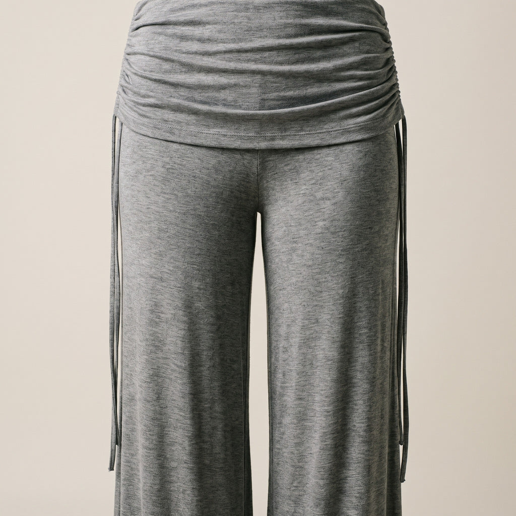 Détail de la ceinture repliée froncée et de ses liens, jersey gris chiné