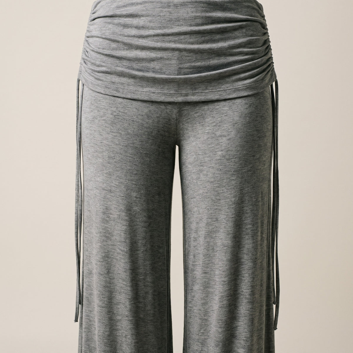 Détail de la ceinture repliée froncée et de ses liens, jersey gris chiné