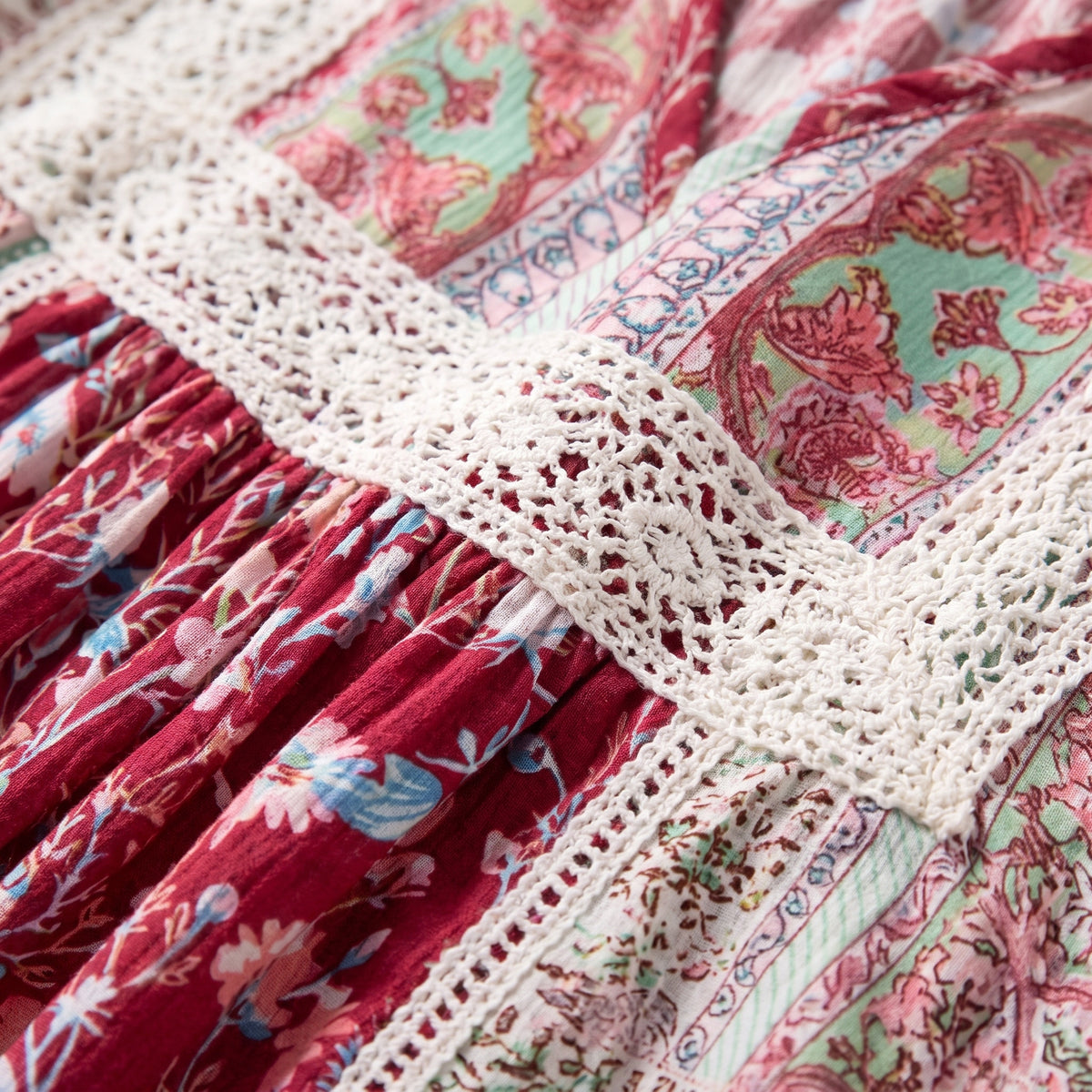 Détail de la dentelle crochet et du plastron froncé de la blouse hippie fleurie