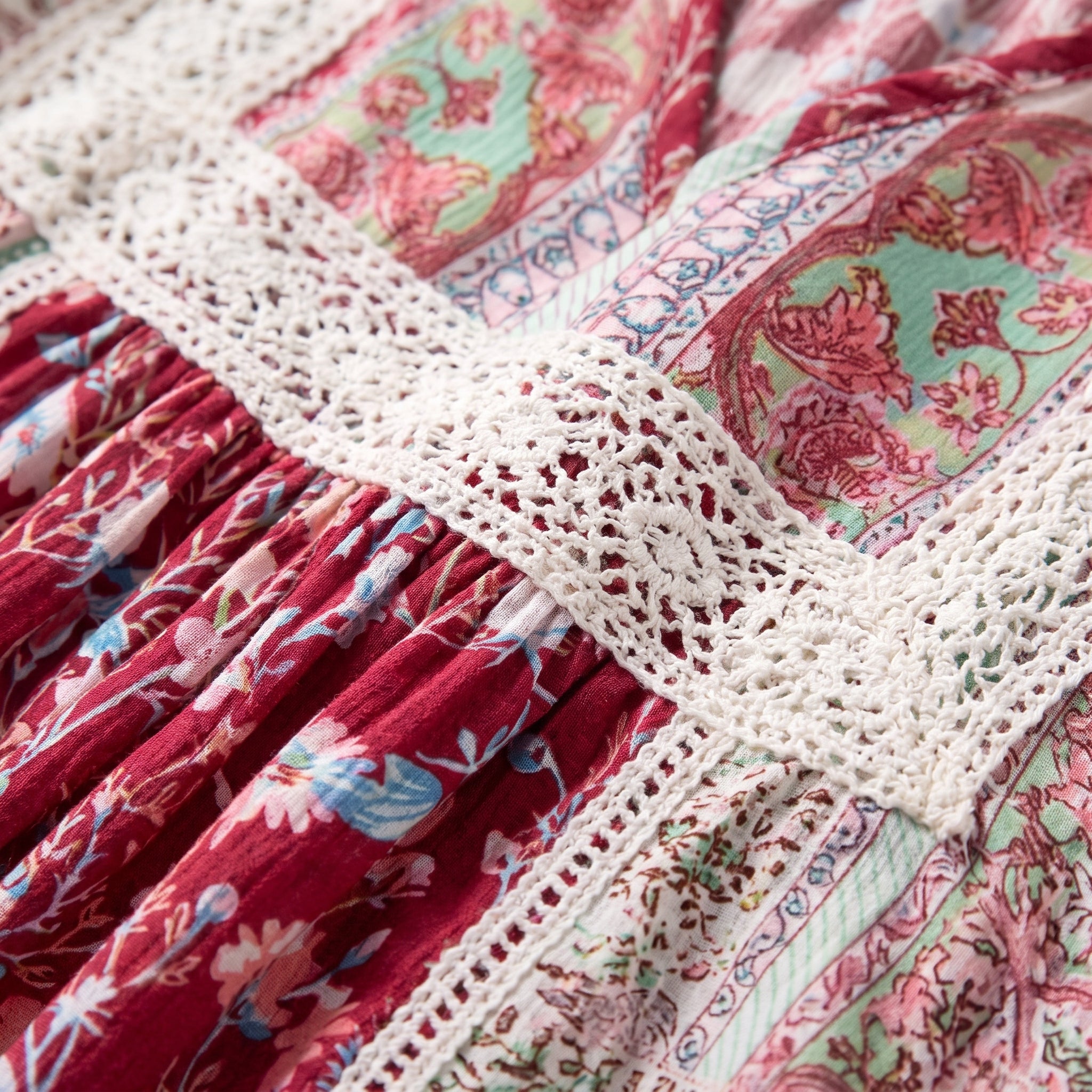 Détail de la dentelle crochet et du plastron froncé de la blouse hippie fleurie Image