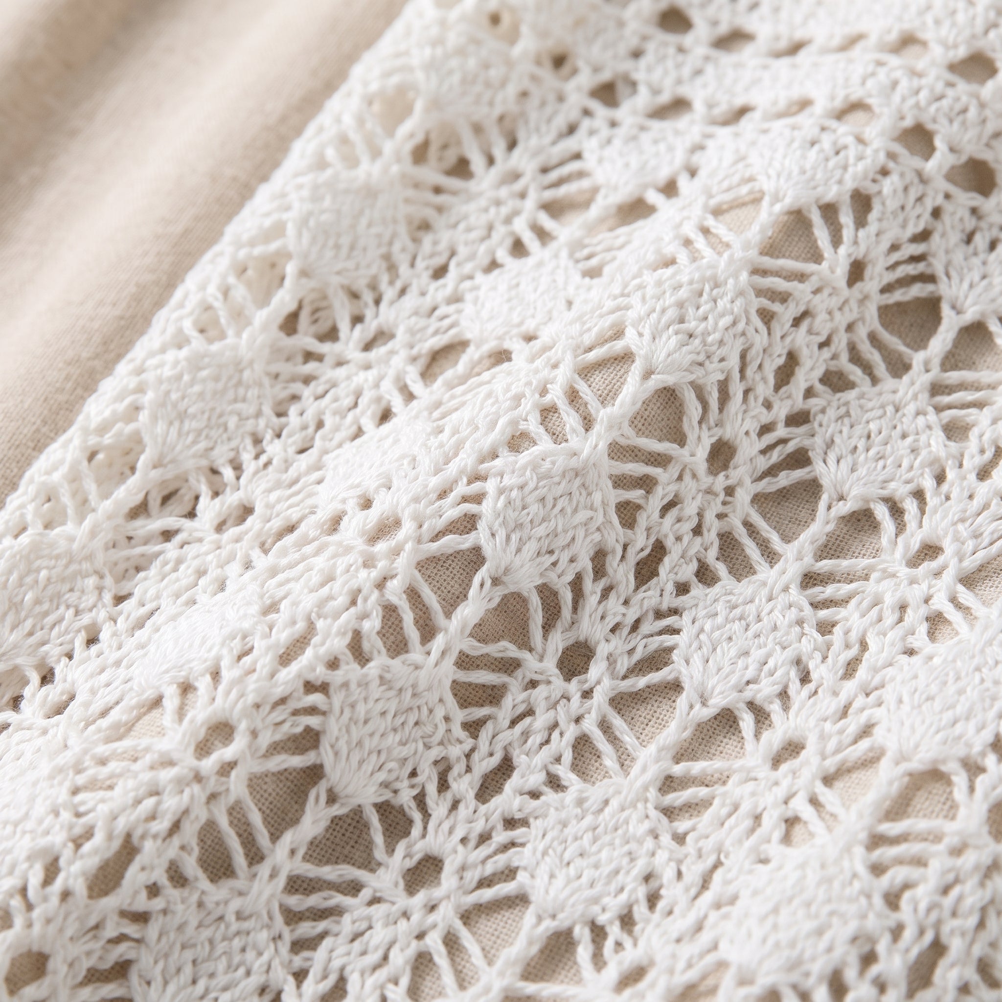 Détail du motif de crochet ajouré du cache maillot jupe Image