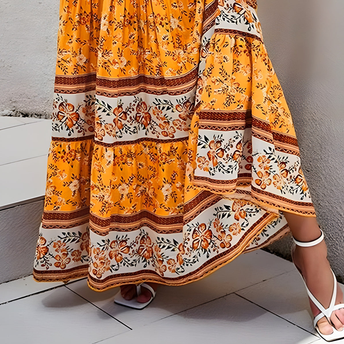 Détail bordure ethnique fleurie orange sur fond crème