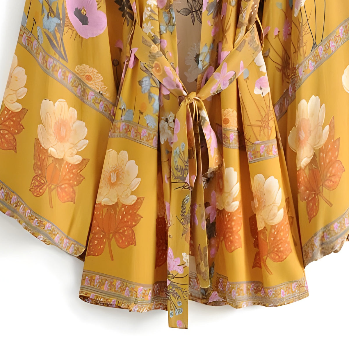 Gros plan de l'imprimé fleuri et de la bordure ethnique du kimono