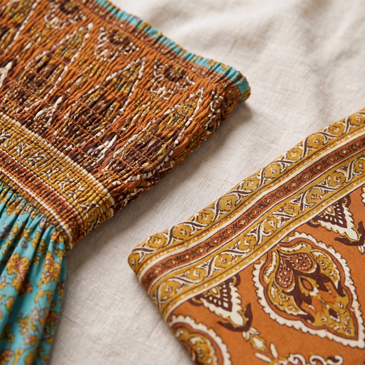Détail du buste smocké et de la bordure paisley de la robe bustier hippie chic