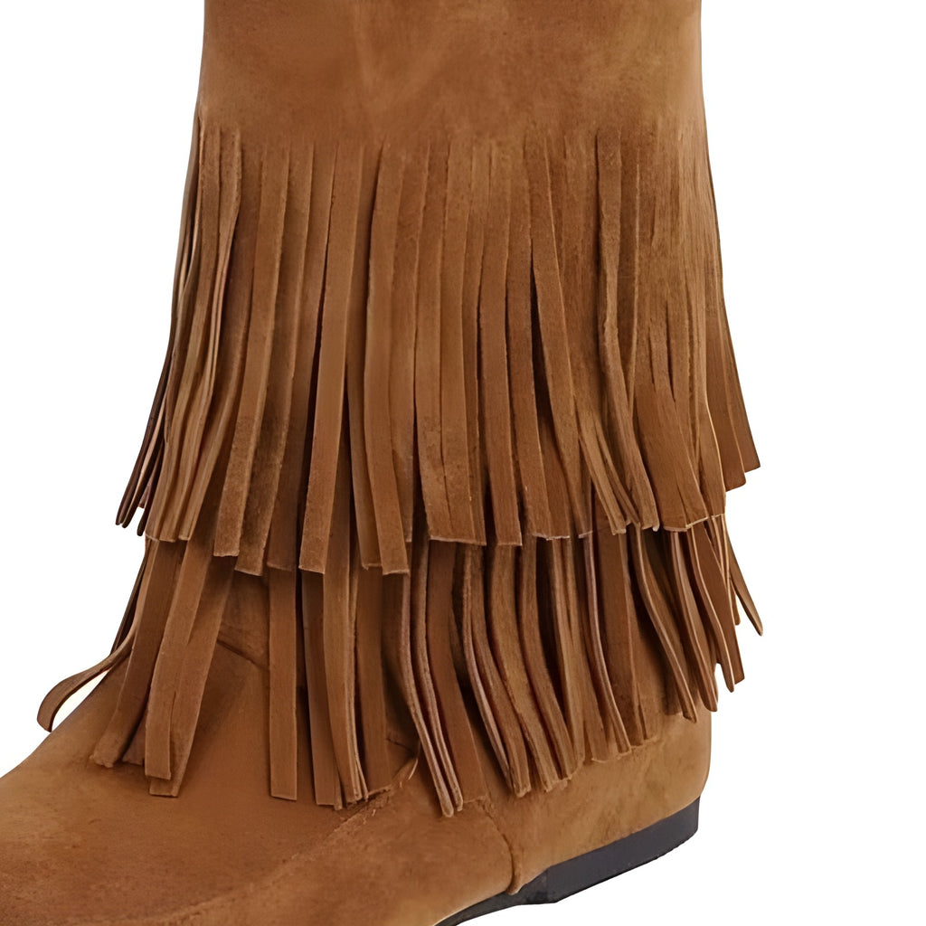 Gros plan des deux rangs de franges en daim camel