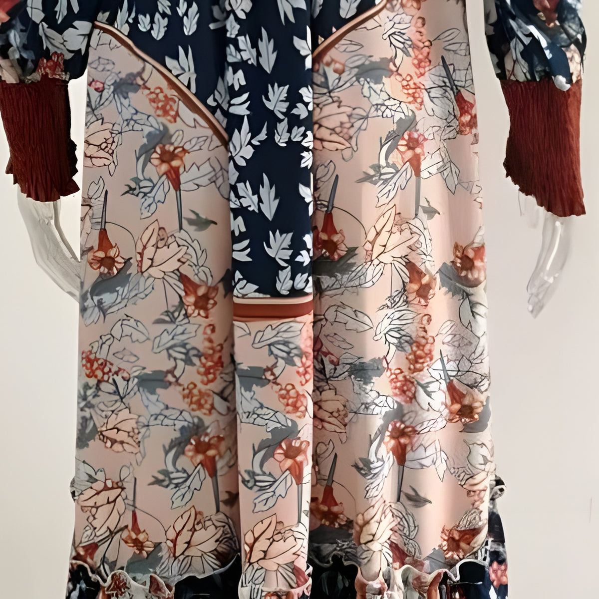 Gros plan du patchwork d'imprimés fleuris et ethniques