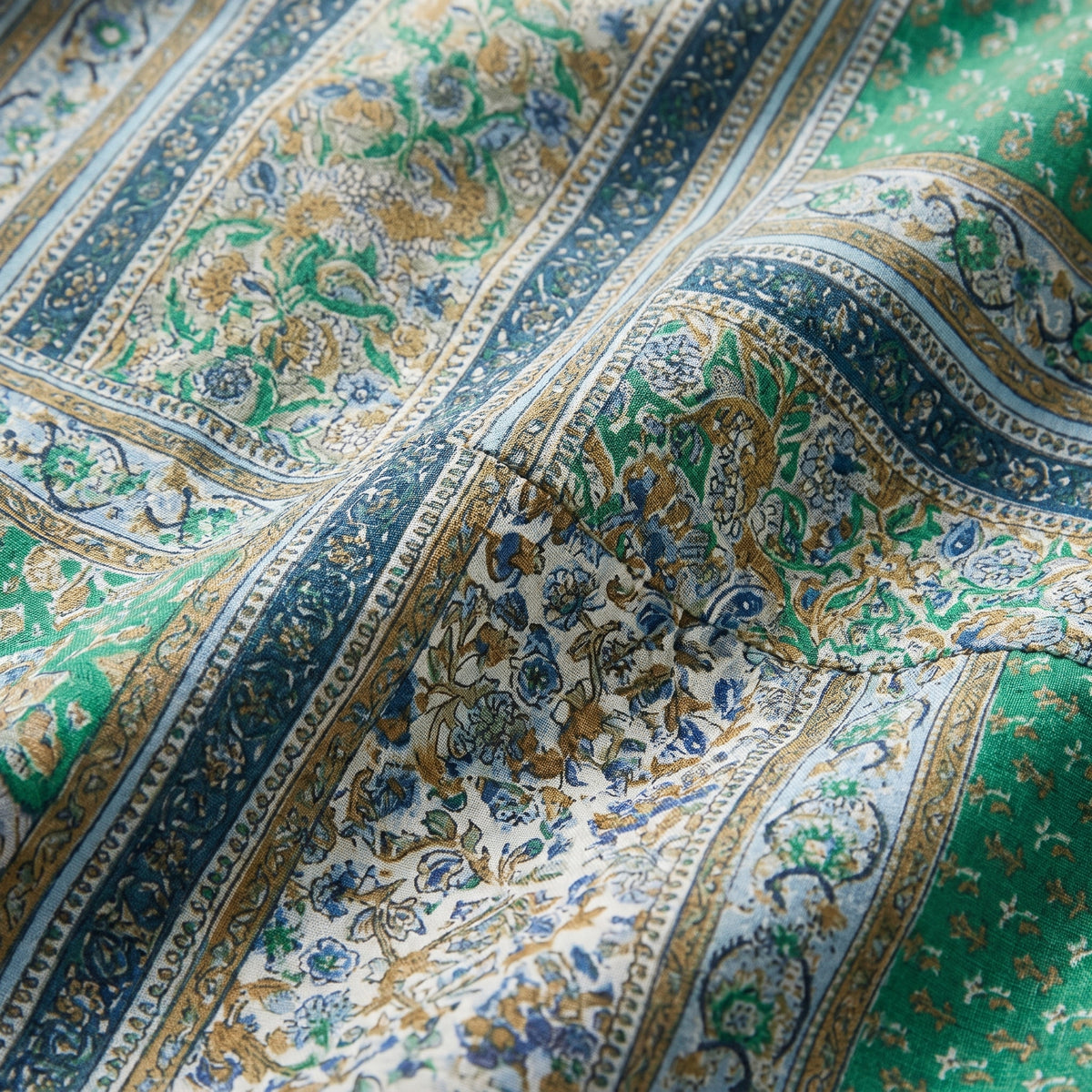 Détail de l’imprimé floral patchwork de la tunique hippie chic
