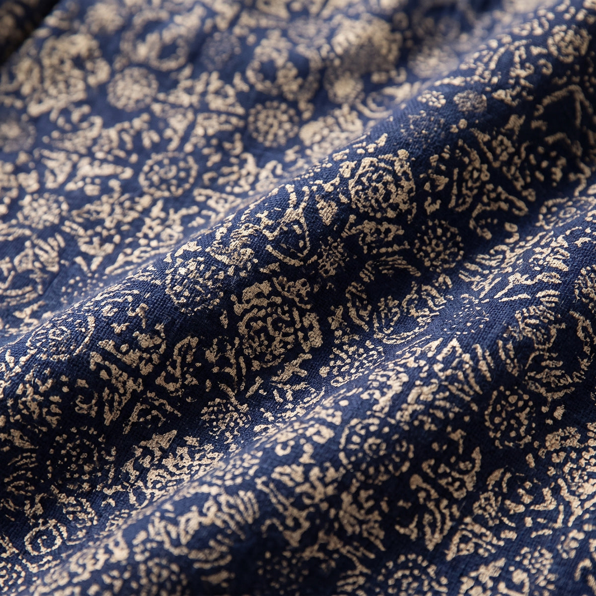 Détail du motif oriental du pantalon hippie chic homme doré