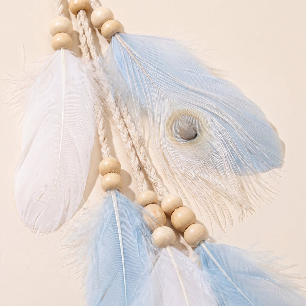 Gros plan des plumes blanches et bleu pâle et des perles de bois du bandeau à plumes hippie