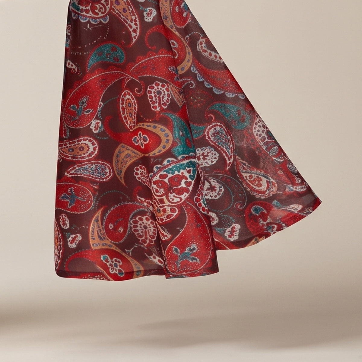 Gros plan du voile paisley transparent et de la manche pagode évasée