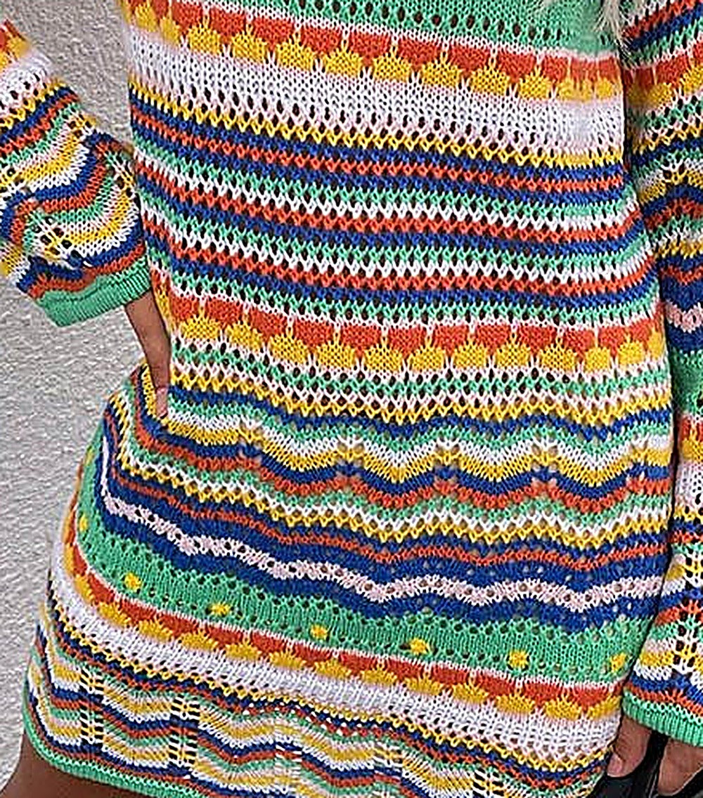 Gros plan de la maille ajourée arc-en-ciel de la robe pull hippie Image