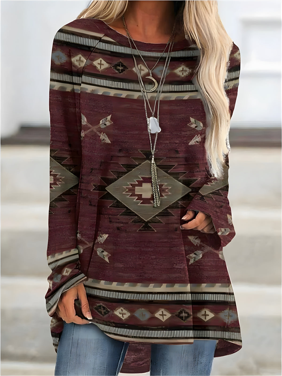 Tunique longue femme à imprimé aztèque navajo bordeaux, coupe fluide couvrant les hanches