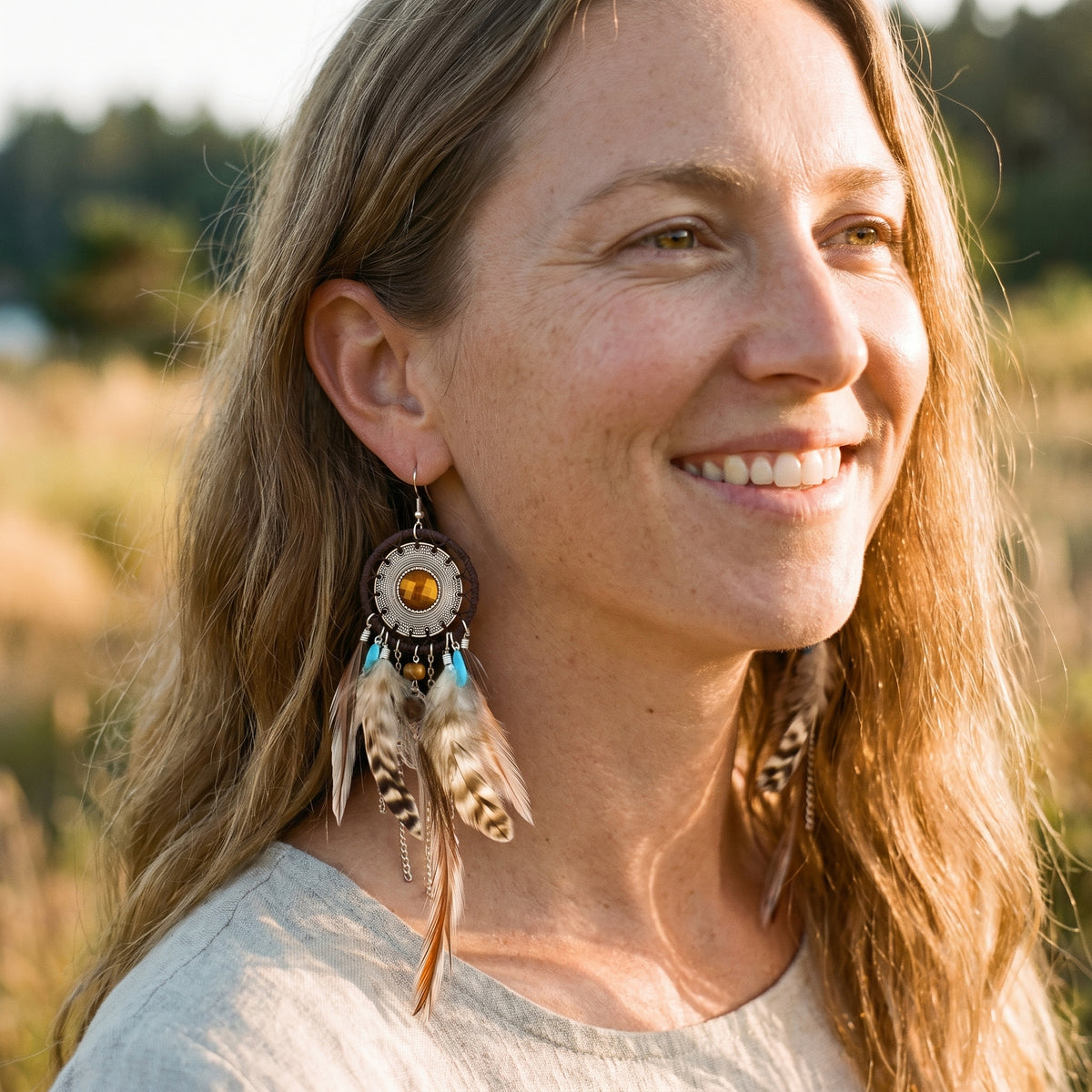 Femme portant les boucles d'oreilles attrape-reves plumes