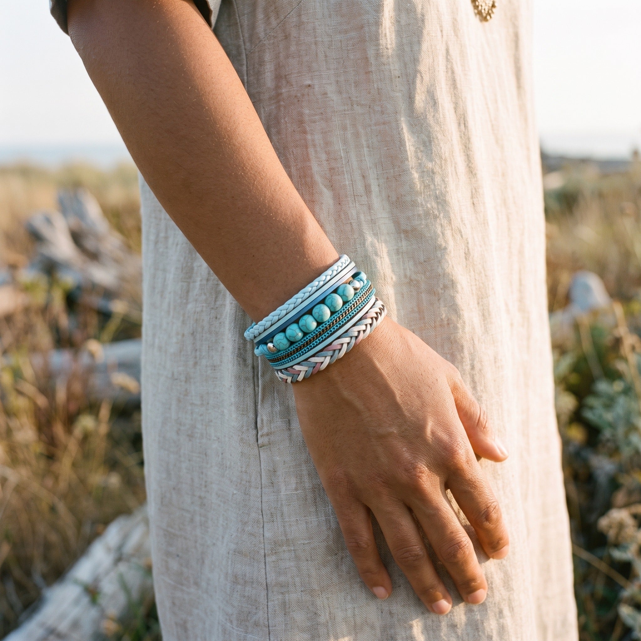 Bracelet amérindien turquoise porté au poignet en extérieur Image