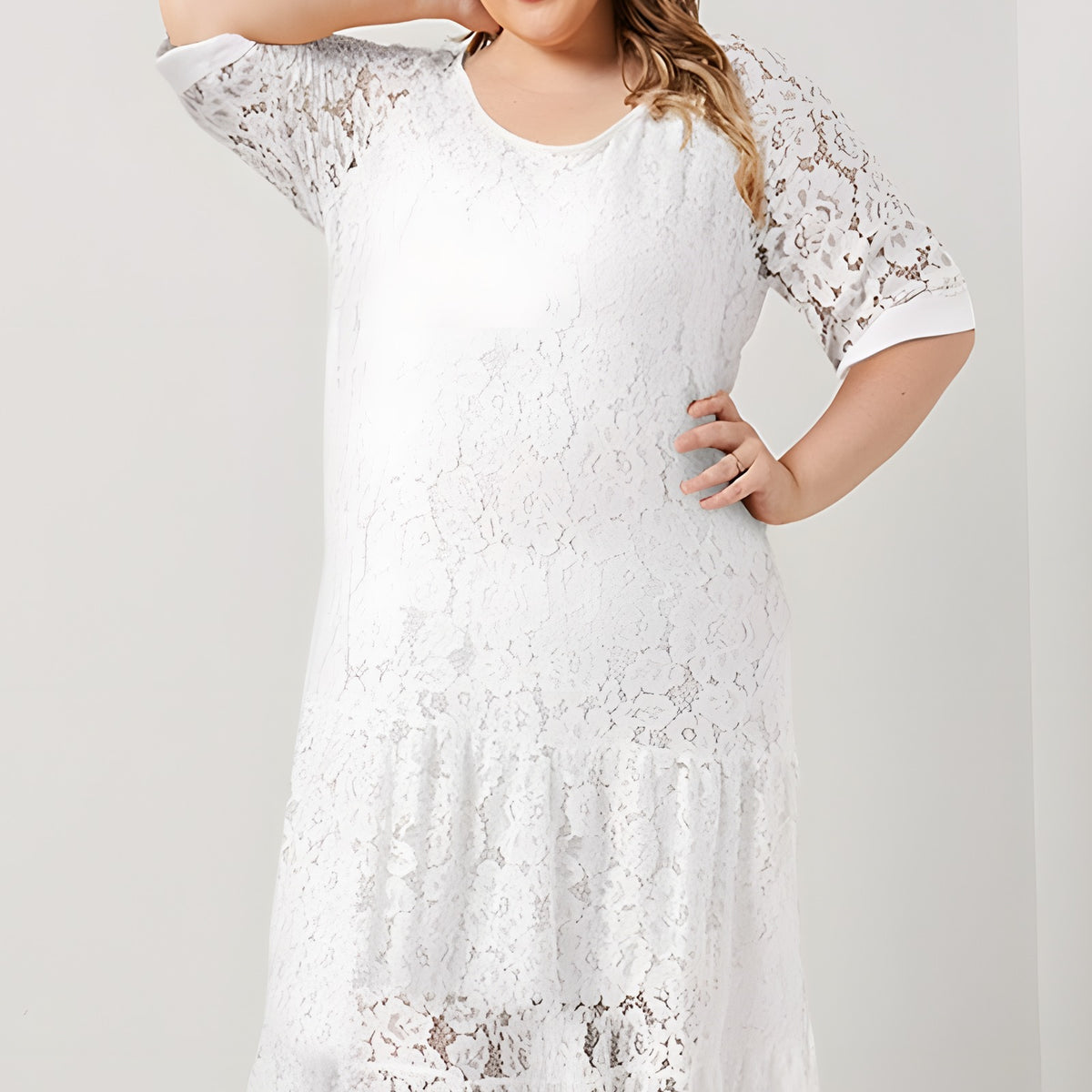 Robe longue en dentelle bohème blanche portée, buste et col rond