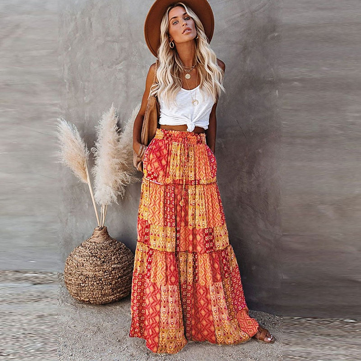 Jupe longue hippie bohème à volants imprimé patchwork orange, portée