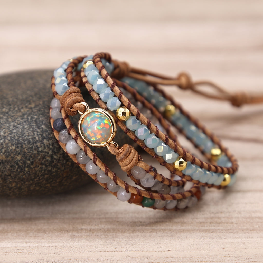 Bracelet wrap cuir opale et agate posé sur galet