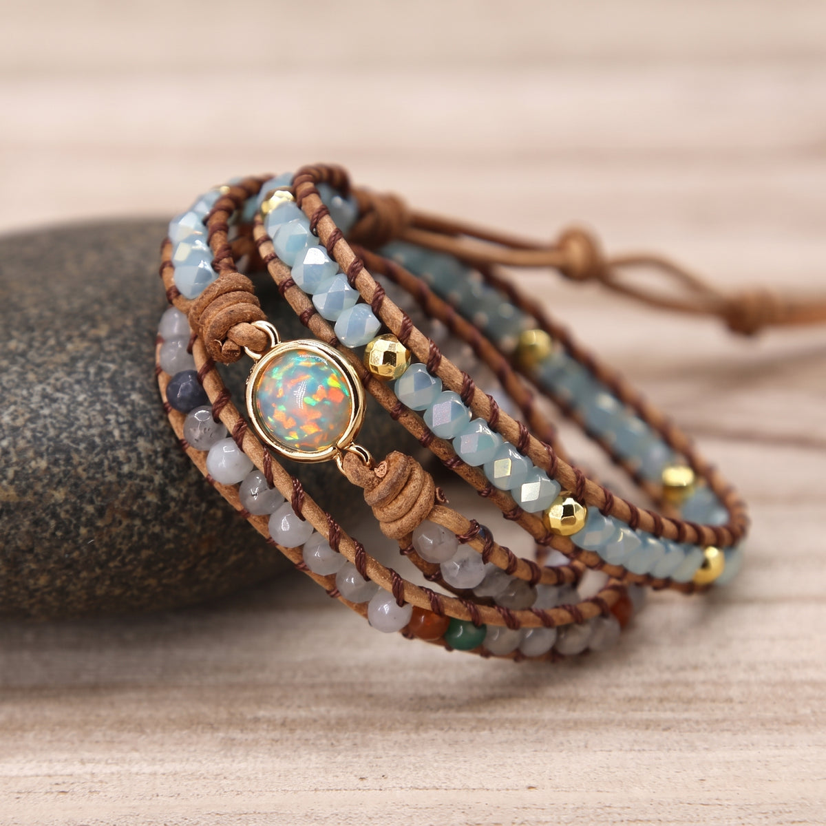 Bracelet wrap cuir opale et agate posé sur galet