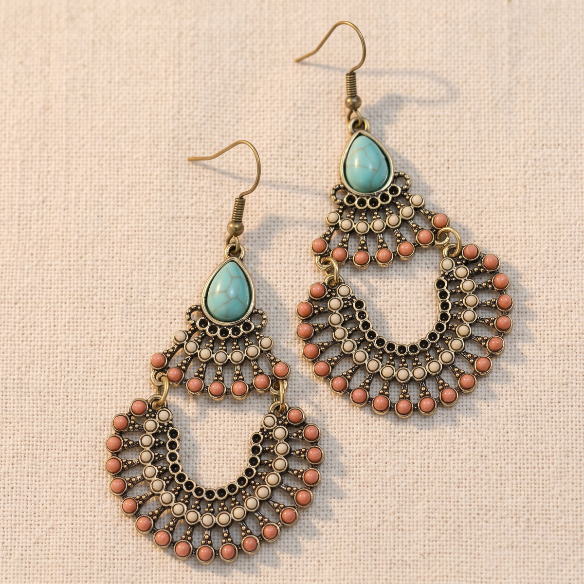 Paire boucles oreilles pendantes turquoise et perles corail packshot