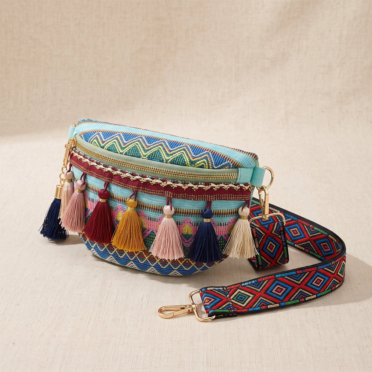 Sac banane hippie bohème packshot tissage et pompons