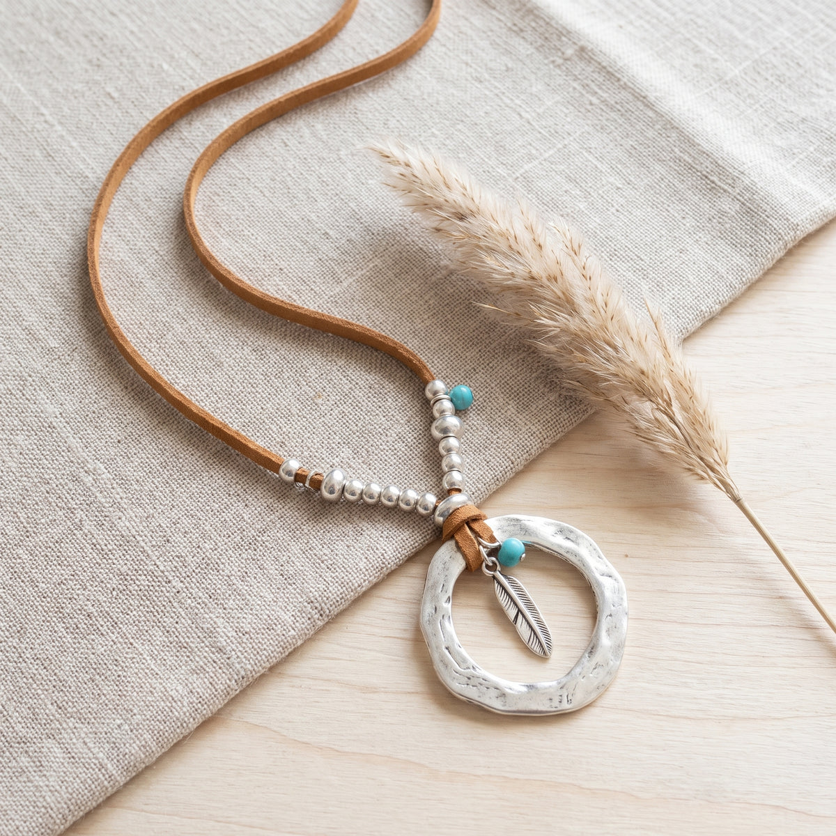 Collier bohème hippie à plat, pendentif anneau argenté et perle turquoise
