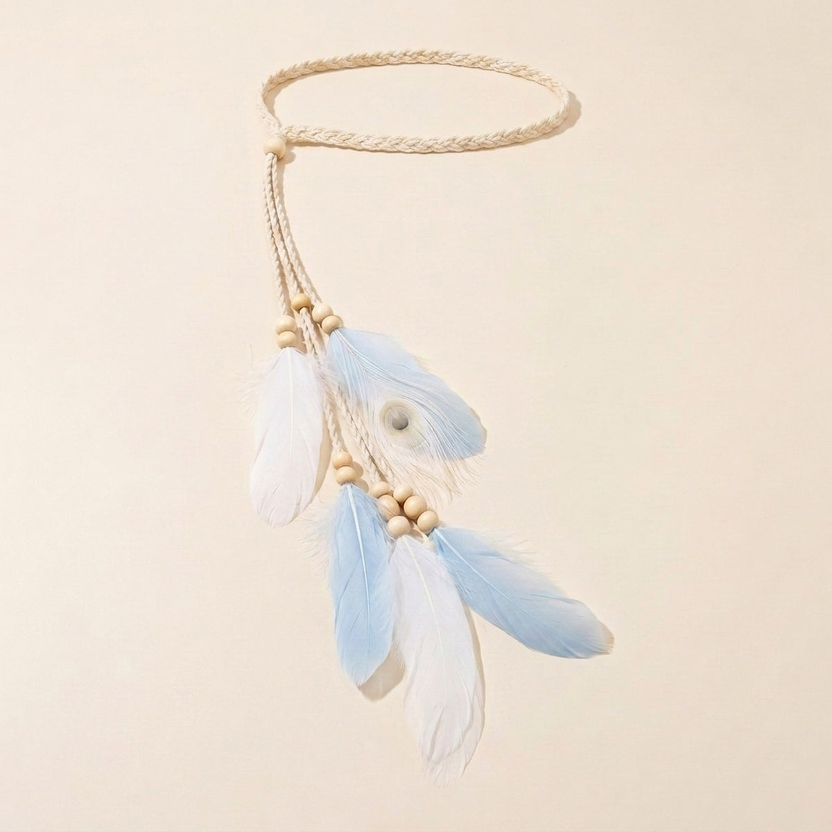 Bandeau à plumes hippie, packshot produit : cordon tressé, perles de bois et plumes blanches et bleu pâle