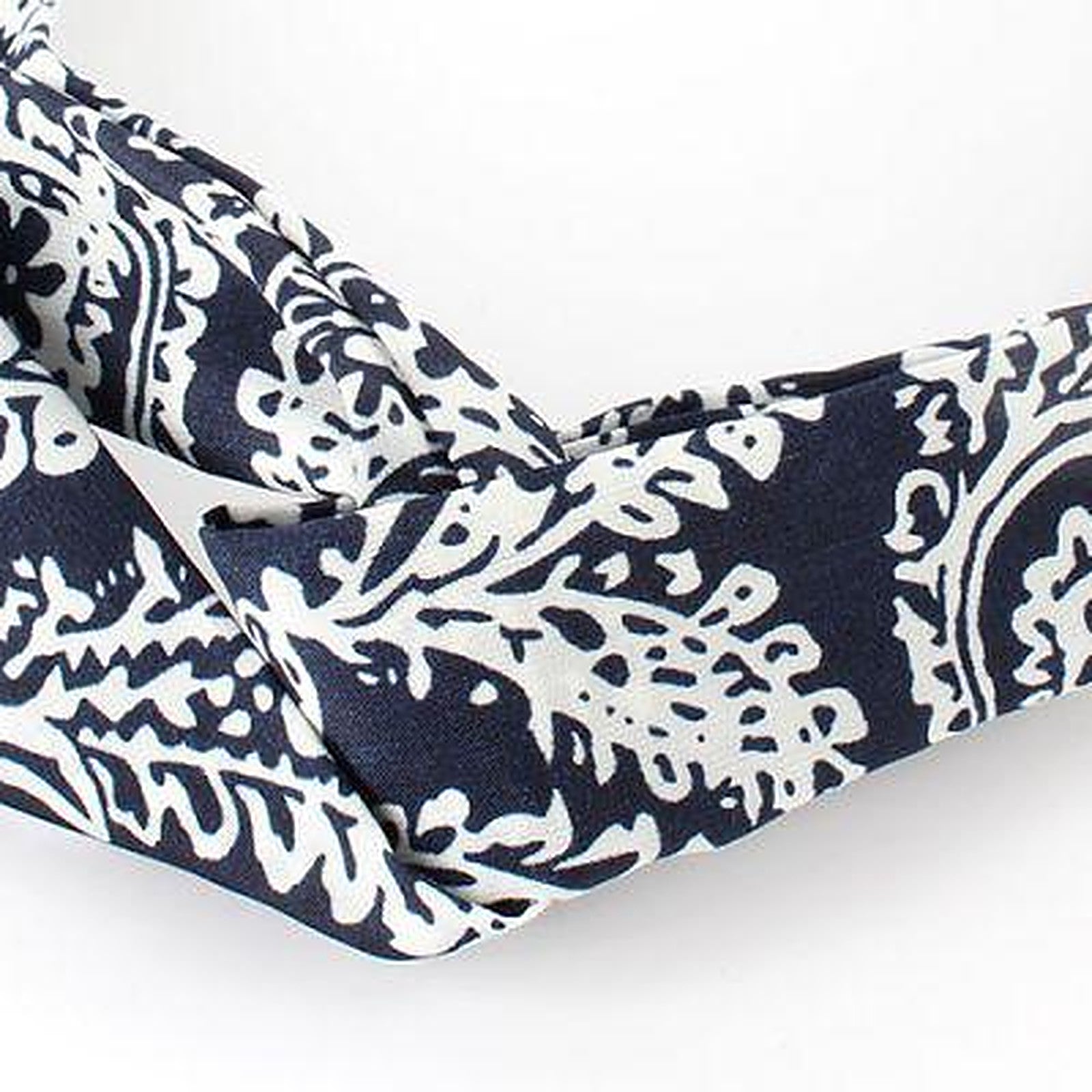 Gros plan noeud torsadé du bandeau hippie femme, imprimé paisley Image