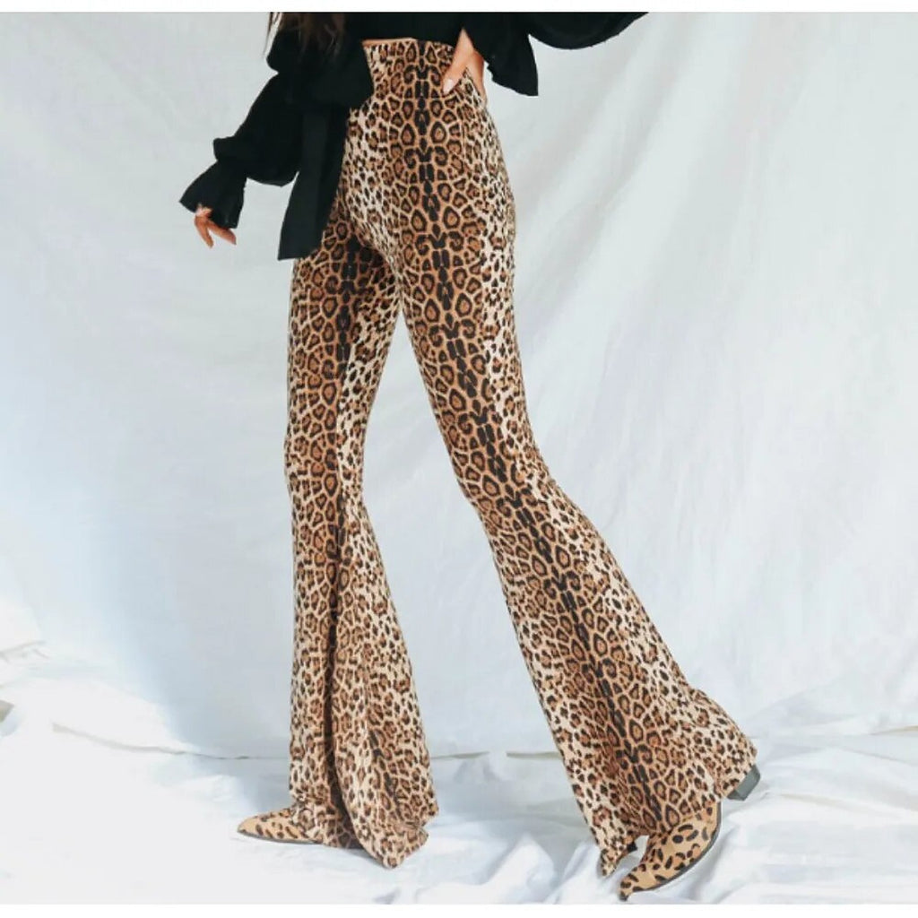 Pantalon patte d'eph imprimé léopard porté avec un haut noir, bas évasé