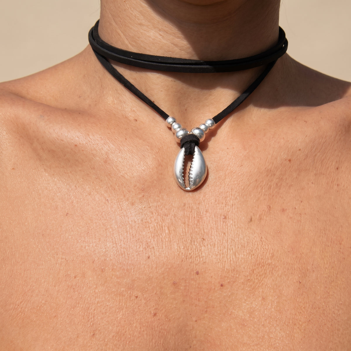 Collier bohème hippie porté, pendentif coquillage argenté sur cordon noir