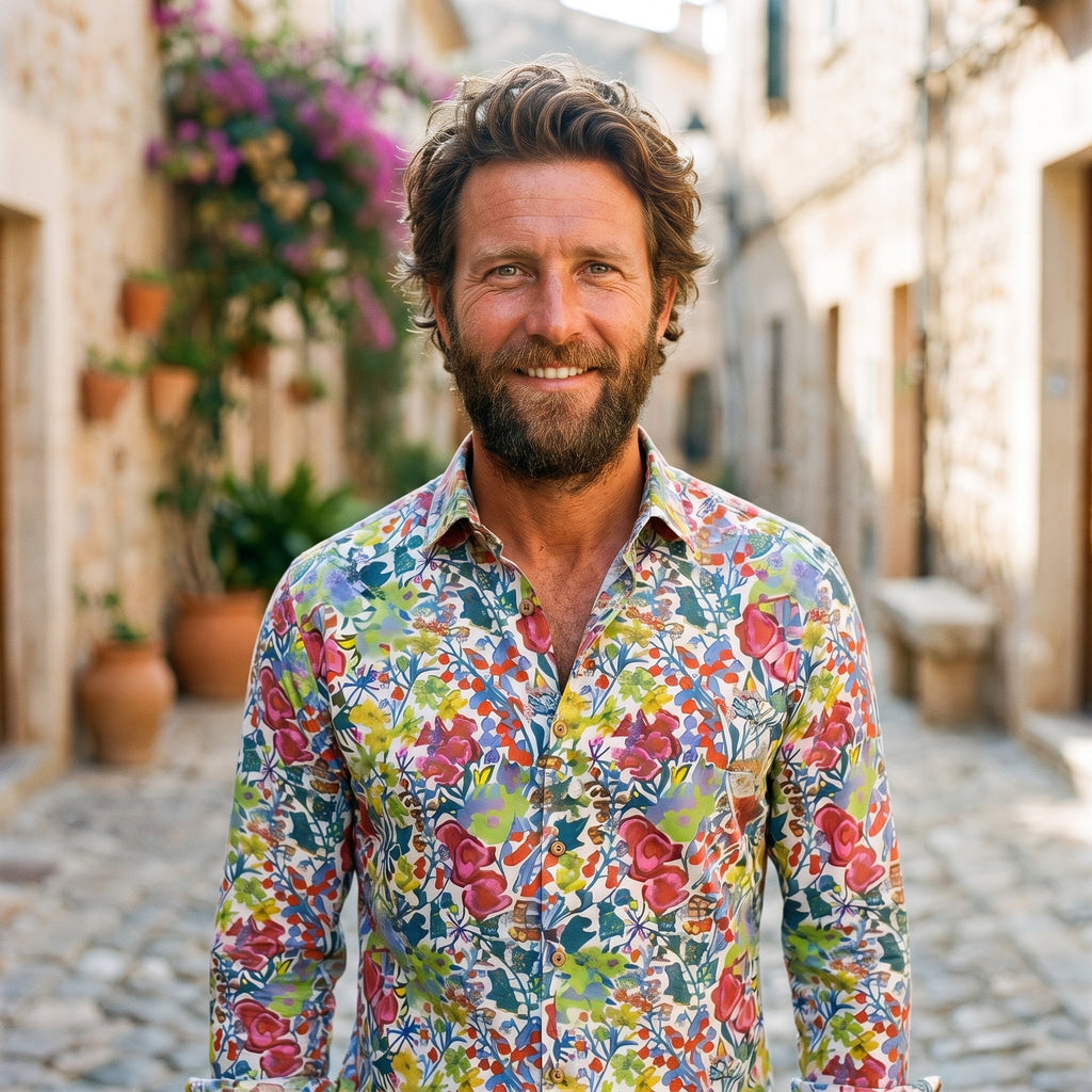 Chemise à fleurs homme hippie coloris bleu, modèle souriant en ruelle méditerranéenne