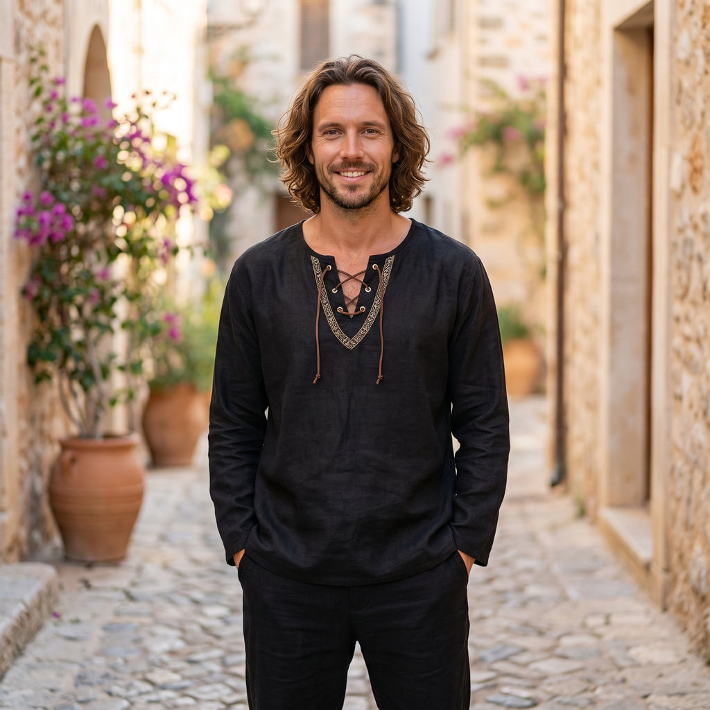 Chemise homme viking en lin noir portée par un modèle souriant en ruelle méditerranéenne